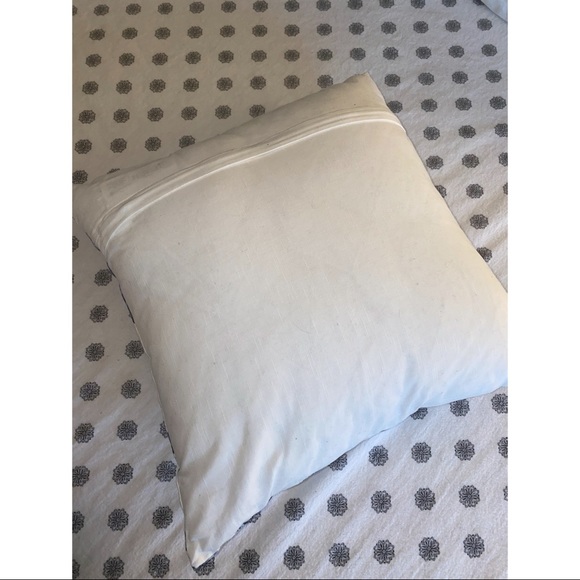 2 throw pillows - Picture 5 of 5